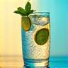 Vaso de agua refrescante con frutas, resaltando hidratación y belleza