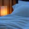 Persona durmiendo plácidamente en una cama cómoda, ilustrando el buen sueño