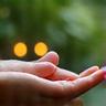 Persona relajada practicando meditación para aliviar el estrés
