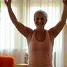 Mujer activa en sus 50s haciendo ejercicio ligero al aire libre